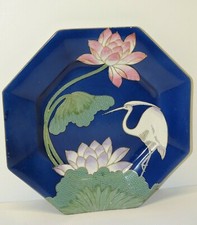 -ANCIENNE ASSIETTE PORCELAINE DE CHINE ASIE décor FLEURS de LOTUS GRUE fond bleu