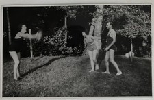 PHOTO ANCIENNE -VINTAGE SNAPSHOT - MAILLOT DE BAIN - JEU - JARDIN - TRIO - GAG