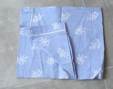 Taie de traversin pour lit 2 personnes bleue avec fleurs blanches 100% coton