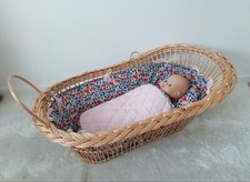 berceau de poupée en rotin et