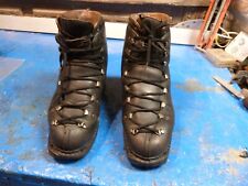 Chaussures de haute Montagne,Taille 42/43,marque LE TRAPPEUR,ancienne.