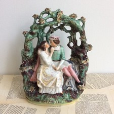 Staffordshire Sujet Statuette Couple Romantique sous une tonnelle XIXème