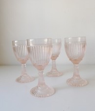 QUATRE VERRES SUR PIEDS A VIN