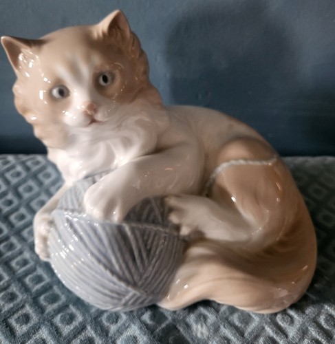 Chat jouant avec pelote - chat,