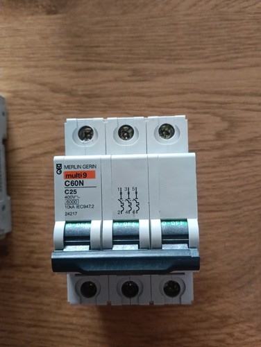 Disjoncteur magneto thermique - disjoncteur,