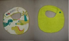 Bavoir bébé fait main 0/6 mois avec des dinosaures