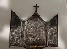 Ancien bénitier en métal argenté s'ouvrant en triptyque. Richement décoré anges