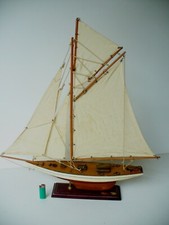 maquette bois d'exposition voilier Defender USA 1895 vainqueur america'cup