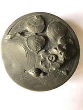 BOITE ETAIN RONDE ANCIENNE SIGNEE - ROSES ET FEUILLES