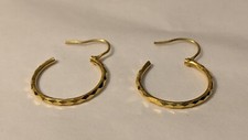 une paire de boucles d'oreilles créoles en or jaune 18 carats, poids 5 grammes