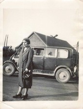 ANCIENNE PHOTOGRAPHIE 1932 JEUNE FEMME DEVANT SA VOITURE ANCIENNE CITROEN B14?