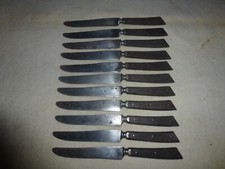 HUIT ANCIENS COUTEAUX DE TABLE LAME ACIER MANCHE EBENE