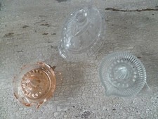 2 ANCIENS PRESSE CITRON OU AGRUME VERRE BLANC ET SAUMON + 1 BEURRIER