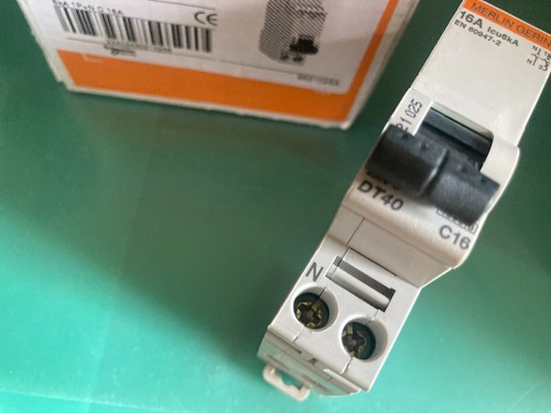 Disjoncteur c16 merlin gerin - disjoncteur,