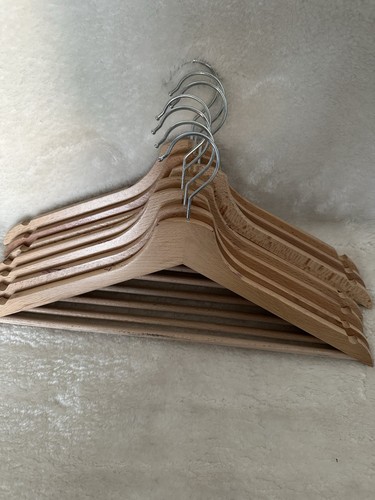 Lot cintres en bois - 7,