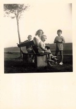 ANCIENNE PHOTOGRAPHIE MAMAN ET SES ENFANTS SUR UN BANC