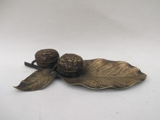 Encrier en bronze noix sur