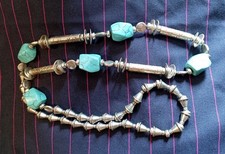 Collier sautoir ethnique  en turquoise et métal gravé