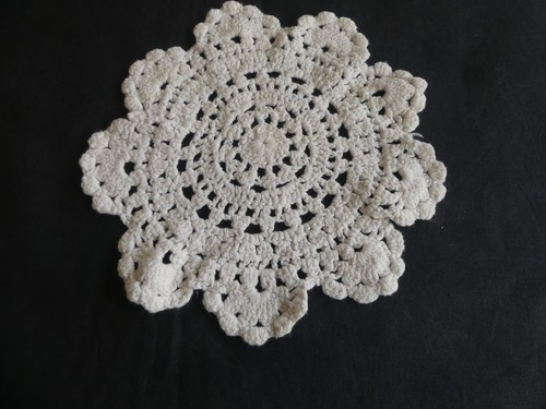 Ancien napperon rond - , en