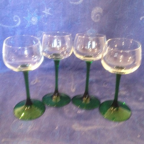 Quatre verres vin - à, blanc