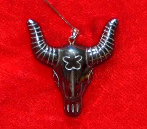 Pendentif tête buffle en - tête,