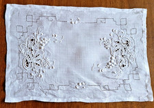 Napperon en fil brodé en relief - 44 cm x 30 cm