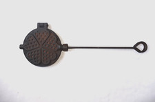 ANCIEN MOULE A GAUFRES , GAUFRIER EN FONTE . GAUFRE EN FORME DE CŒUR
