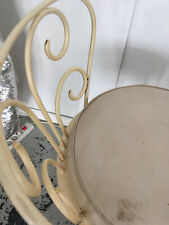 tabouret 1950 en fer forgé laqué couleur crème. assise cuir crème