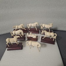 lot de 8 chevaux du roi MU complet matiere organique + socle en bois