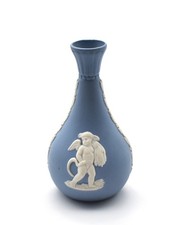 Wedgwood vase miniature  jasperware biscuit bleu décor ange England XXème