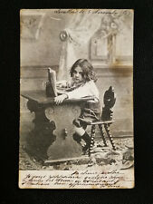 CPA petite fille en train de lire assise sur une chaise