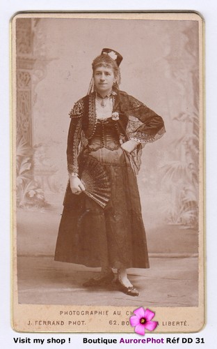 Femme tenue traditionnelle - en,