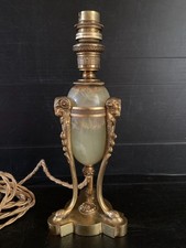 Lampe athénienne décor aux béliers en bronze et onyx de style empire