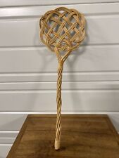 Ancienne tapette à tapis en osier ou rotin tressé. Déco vintage French Antique