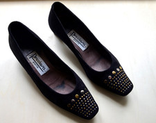 Ballerines daim noir avec clous dorés, pointure 39,  bout carré, doublure cuir