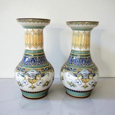 Sarreguemines. Paire de vases en faïence à décor polychrome oriental, XIXe