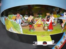 PRÉSENTOIR CASQUE GAULOIS KINDER SURPRISE ASTÉRIX SÉRIE 2000 AVEC FIGURINES