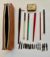 LOT DE 5 PORTE PLUMES ANCIENS + 16 PLUMES + 1 CRAYON ARDOISE +TROUSSE