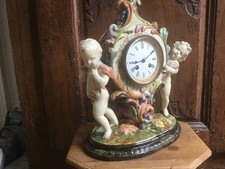 Pendule en faïence polychrome