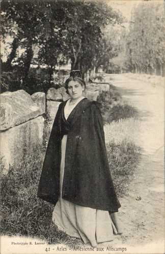 Arles arlésienne aux - -,