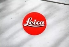 Badge logo Leica rouge pour