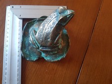 grenouille en bronze sur son