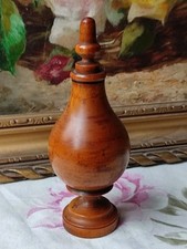 ANCIENNE SAUPOUDREUSE EN BOIS TOURNÉ 