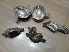 4 Anciens moules à chocolat, en fer blanc. œuf, poules, sabot.