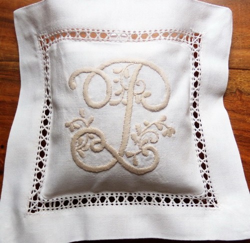 Coussin sachet brode main - coussin,