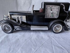 Ancien réveil voiture luxe avec son moteur rugissant, lumières et musique années 20