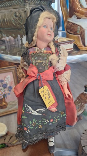 Ancienne poupée folklorique