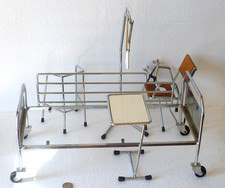 BEL ENSEMBLE DE MOBILIER MÉDICAL MINIATURES EN MÉTAL CHROMÉ ANNÉES 1970