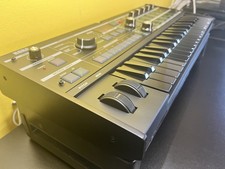 Synthétiseur limité KORG