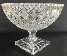 Grande coupe ronde en cristal à décor de pointes de diamants, piédouche carré.